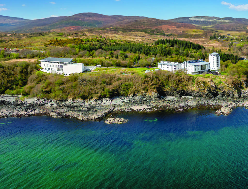 Tha CEG stèidhichte aig Sabhal Mòr Ostaig, air an Eilean Sgitheanach.