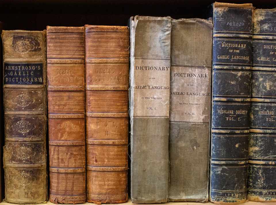 Goireasan eachdraidheil airson eadar-theangachadh anns an leabharlann aig Sabhal Mòr Ostaig.